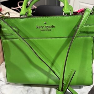 ♠️Kate Spade 100% authe
Staci Med Satchel Turaco green & gold